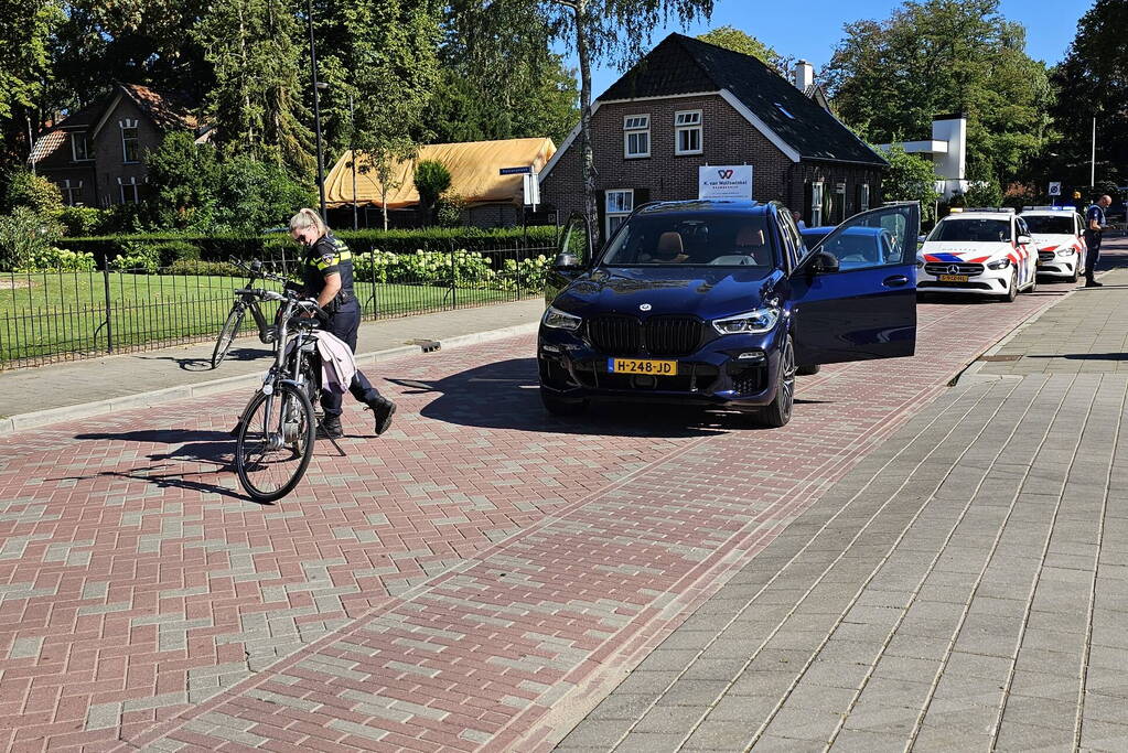 Fietser zwaargewond bij botsing met auto