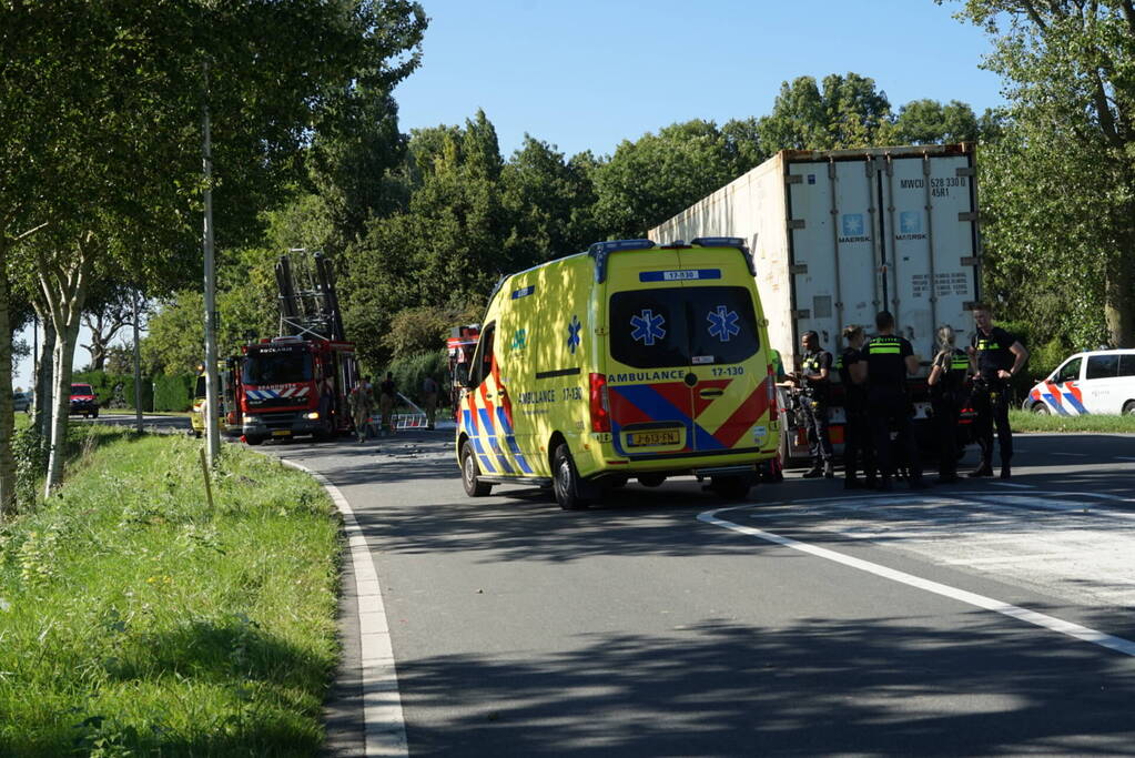 Auto belandt in sloot na botsing met vrachtwagen