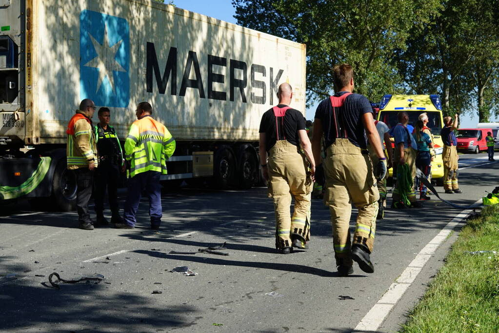 Auto belandt in sloot na botsing met vrachtwagen