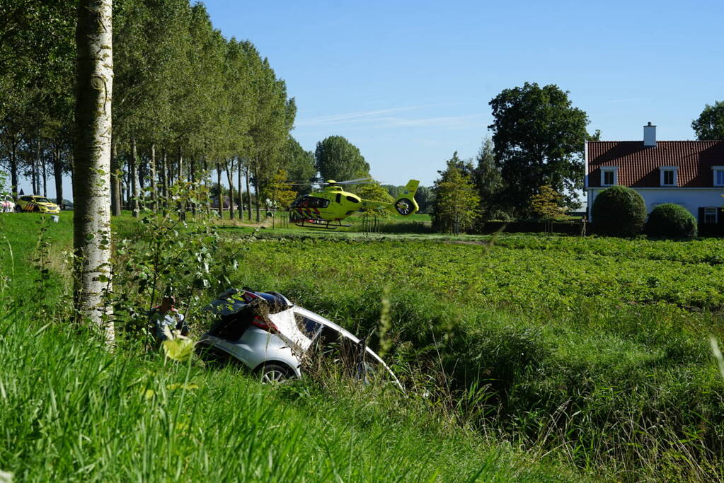 Auto belandt in sloot na botsing met vrachtwagen