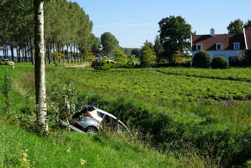 Auto belandt in sloot na botsing met vrachtwagen