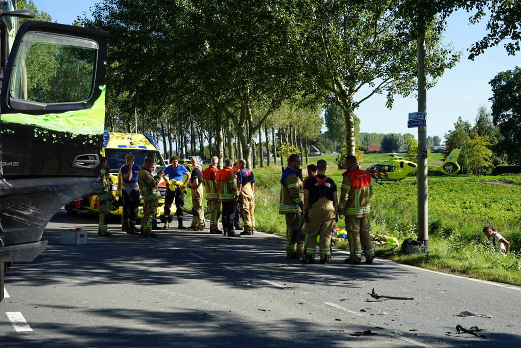 Auto belandt in sloot na botsing met vrachtwagen