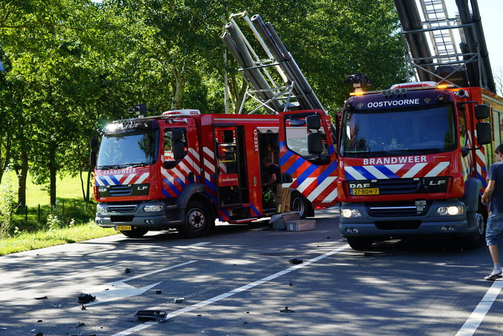 Auto belandt in sloot na botsing met vrachtwagen