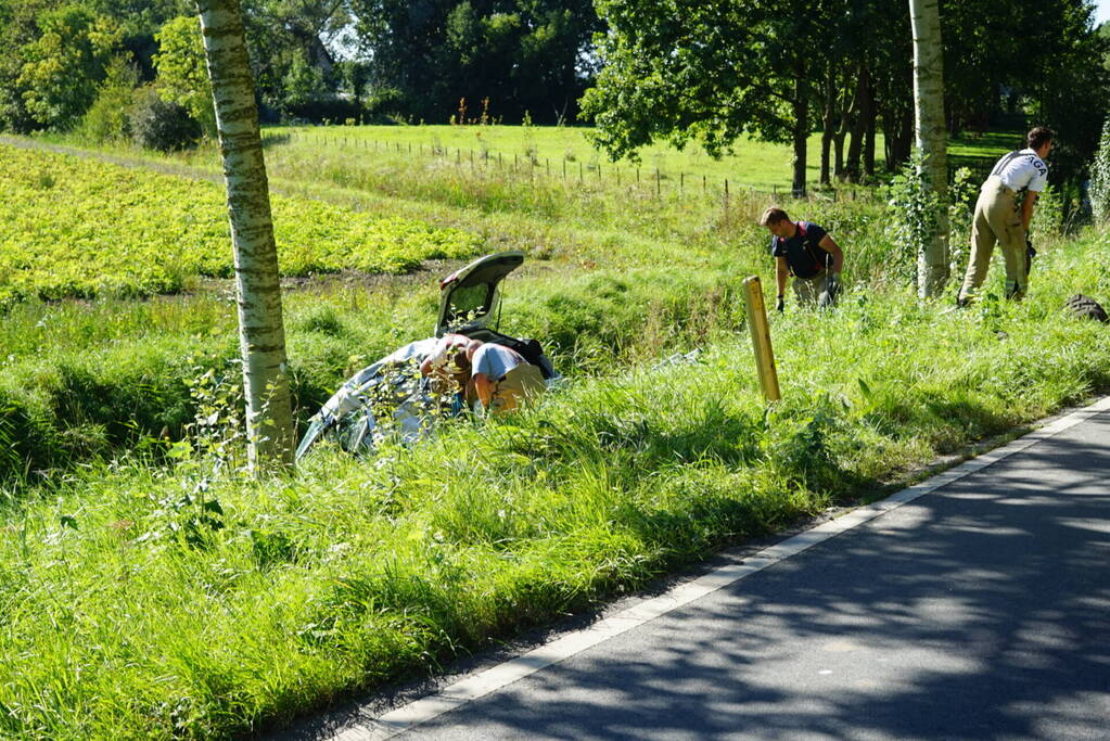 Auto belandt in sloot na botsing met vrachtwagen