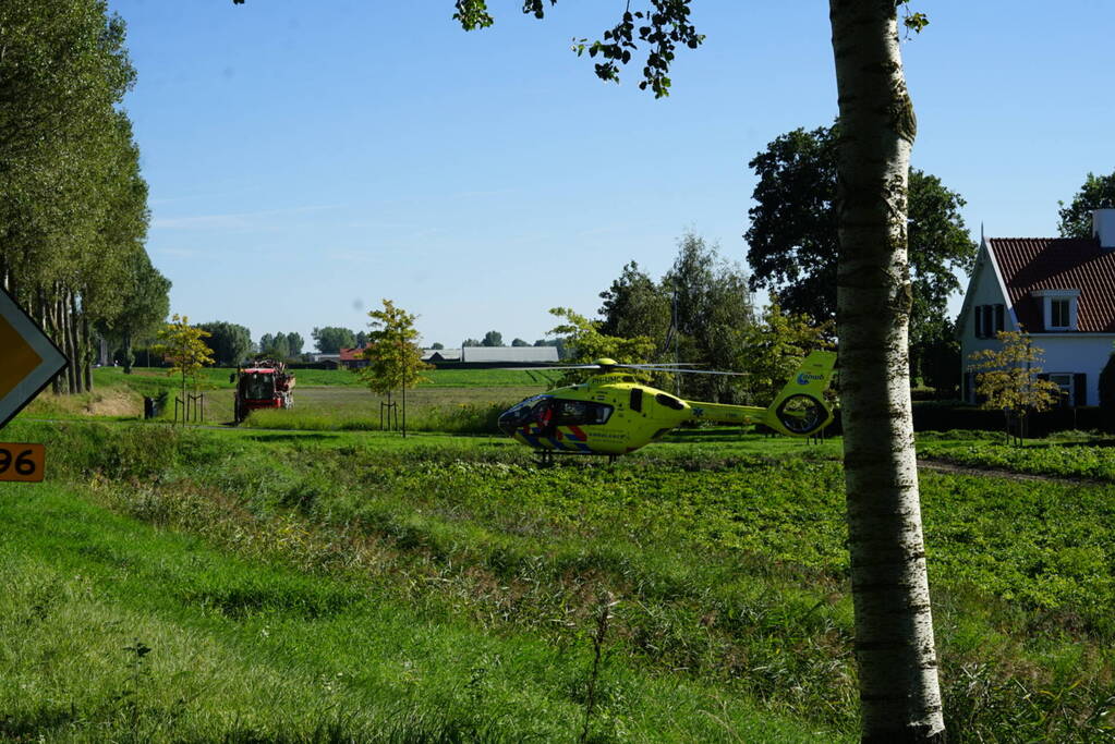 Auto belandt in sloot na botsing met vrachtwagen