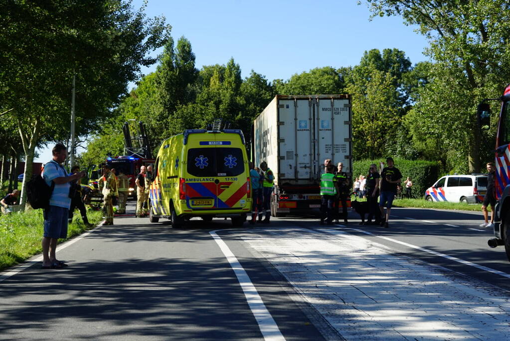 Auto belandt in sloot na botsing met vrachtwagen