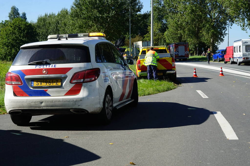 Auto belandt in sloot na botsing met vrachtwagen