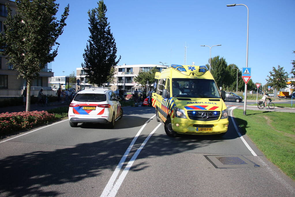 Automobilist laat zwaargewonde fietser achter en rijdt door