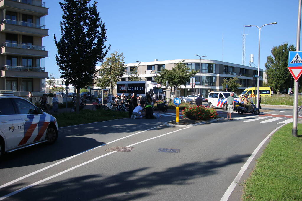 Automobilist laat zwaargewonde fietser achter en rijdt door