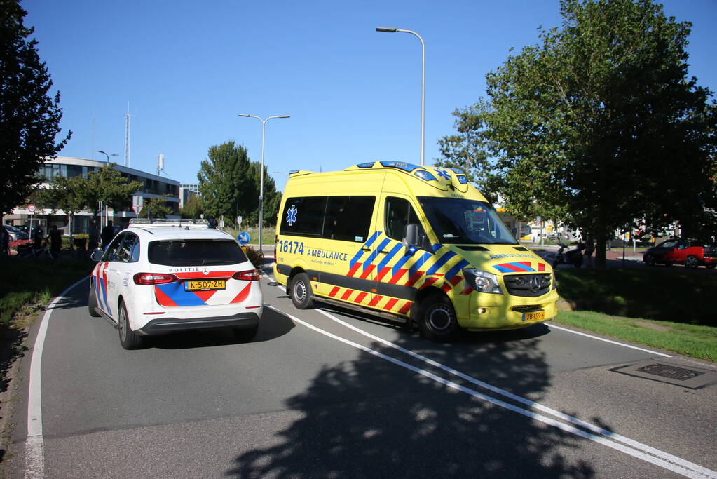 Automobilist laat zwaargewonde fietser achter en rijdt door