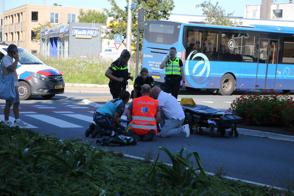 Automobilist laat zwaargewonde fietser achter en rijdt door