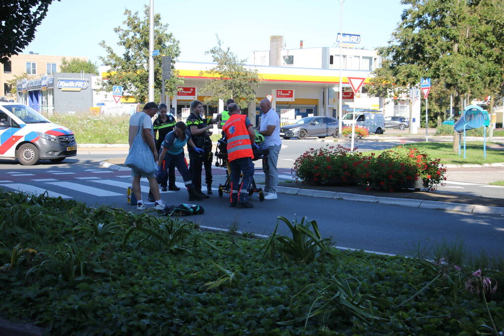 Automobilist laat zwaargewonde fietser achter en rijdt door