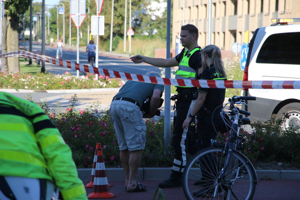 Automobilist laat zwaargewonde fietser achter en rijdt door