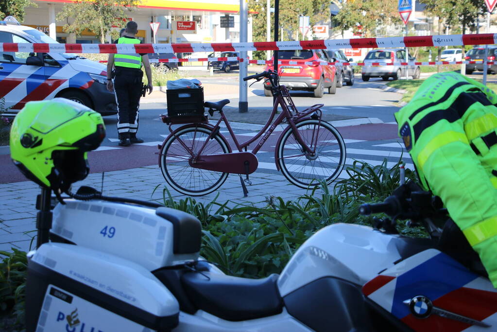 Automobilist laat zwaargewonde fietser achter en rijdt door