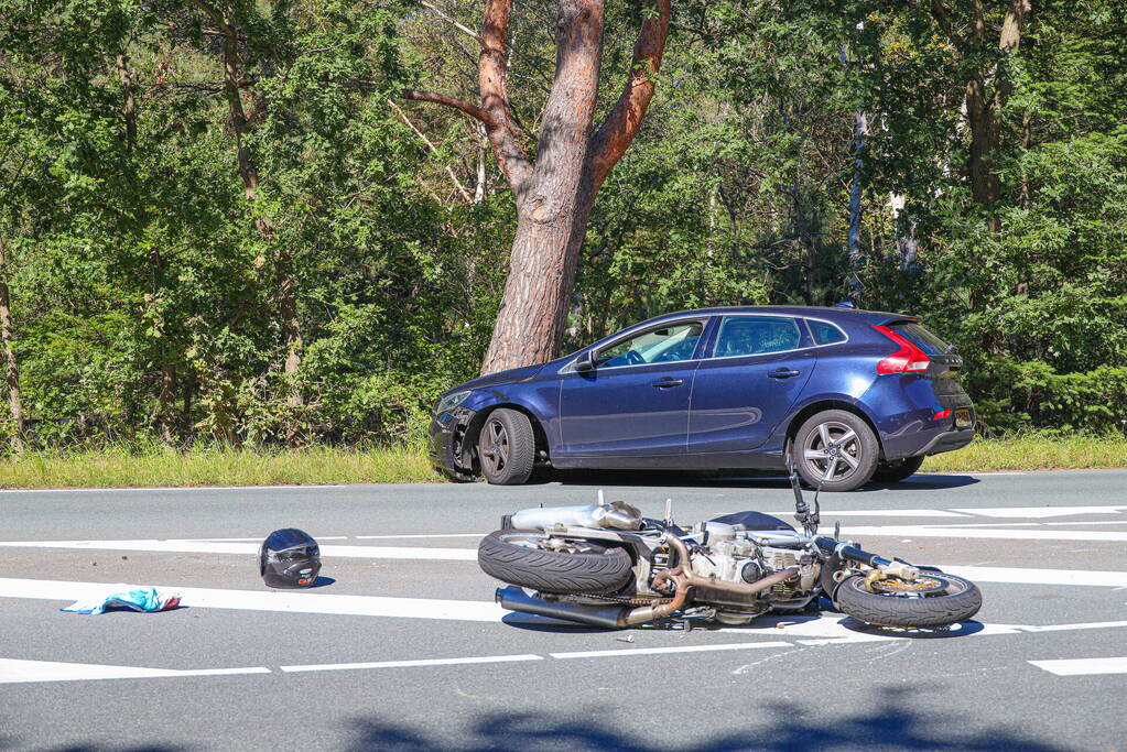 Motorrijder ernstig gewond bij botsing met auto