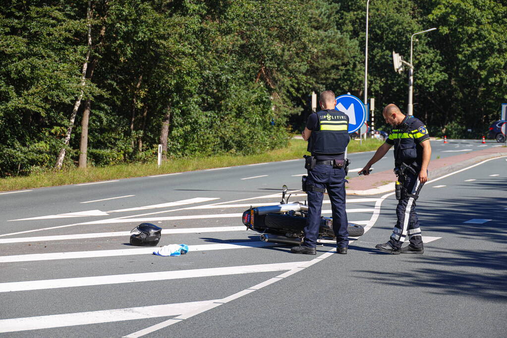 Motorrijder ernstig gewond bij botsing met auto