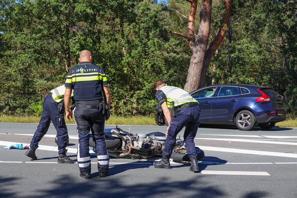 Motorrijder ernstig gewond bij botsing met auto