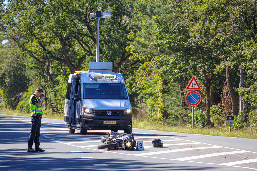 Motorrijder ernstig gewond bij botsing met auto