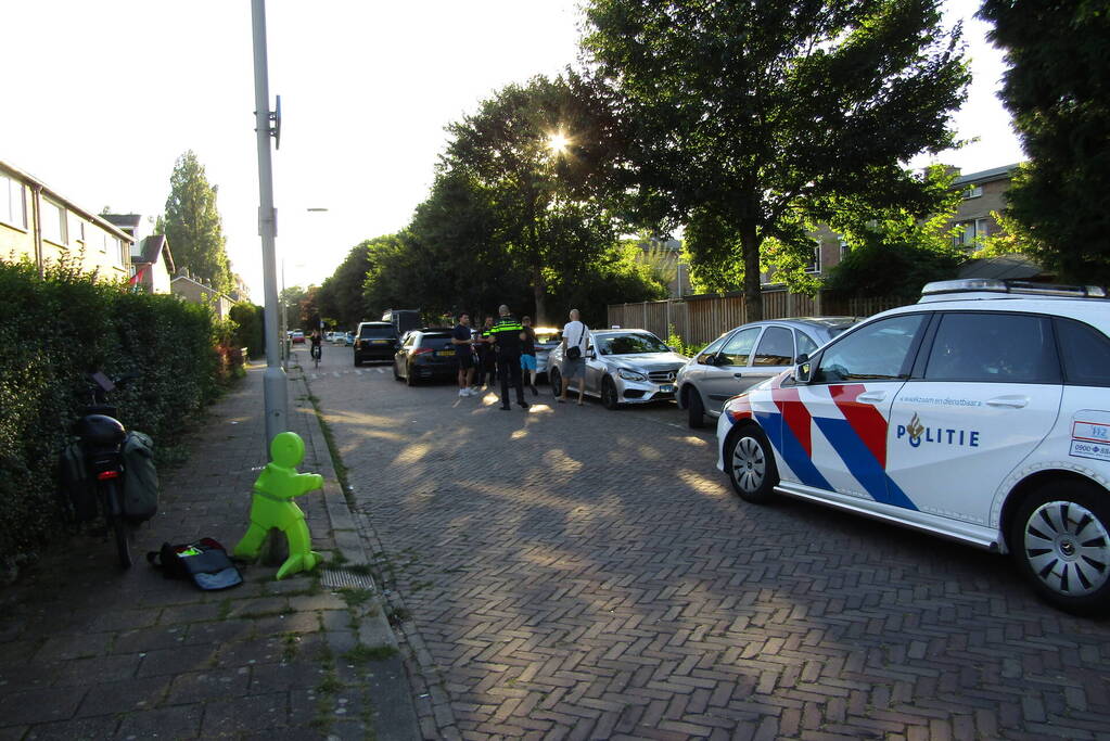 Aanrijding tussen taxi en scooterrijder op kruising