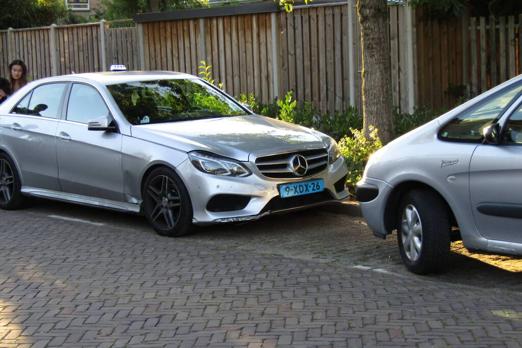 Aanrijding tussen taxi en scooterrijder op kruising