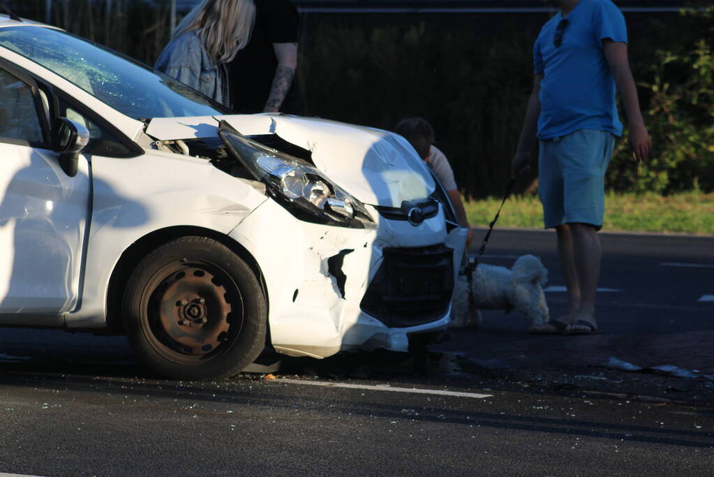 Veel schade na botsing tussen auto's