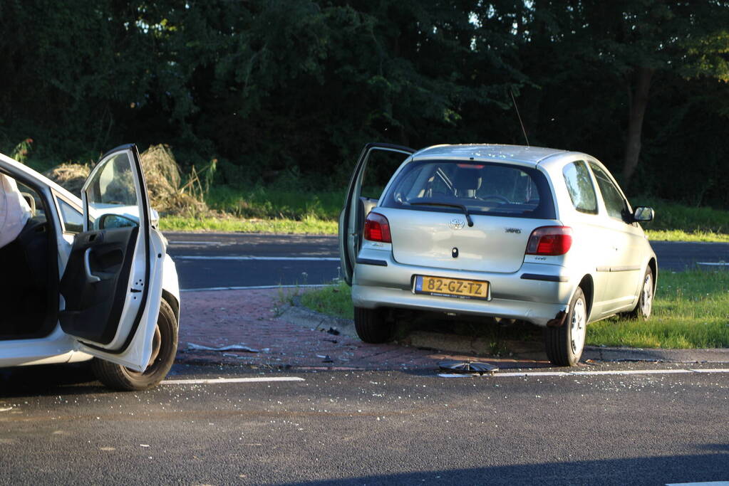 Veel schade na botsing tussen auto's