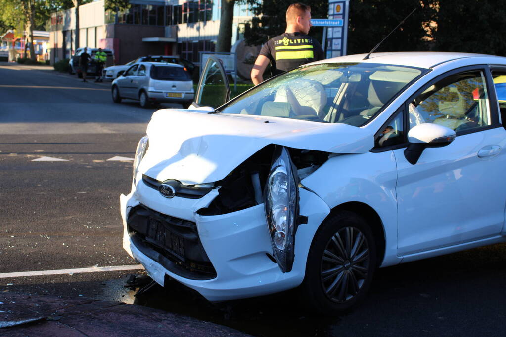 Veel schade na botsing tussen auto's