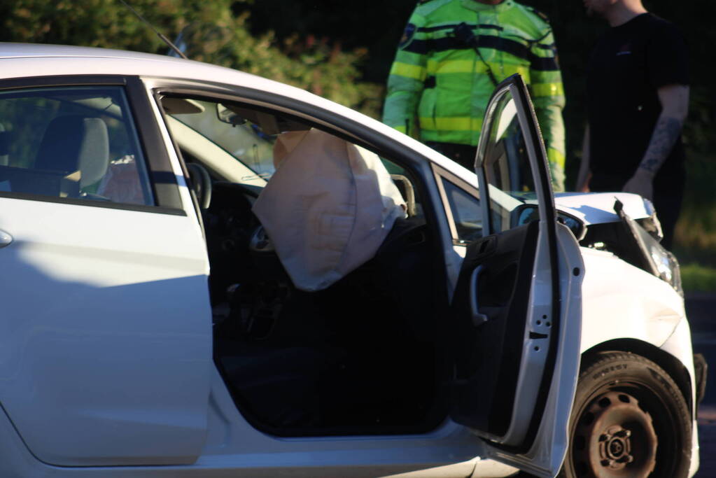 Veel schade na botsing tussen auto's