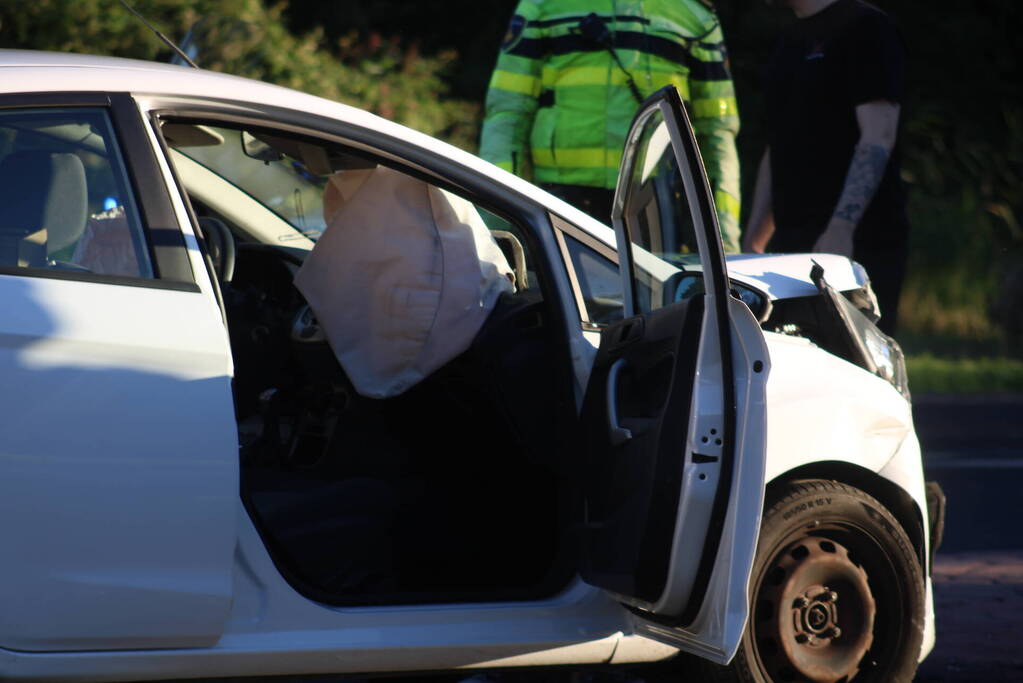 Veel schade na botsing tussen auto's