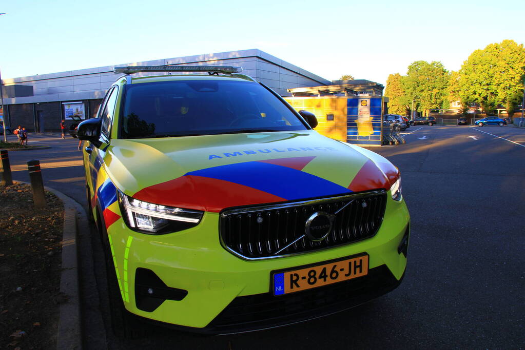 Fietser aangereden bij inrit supermarkt