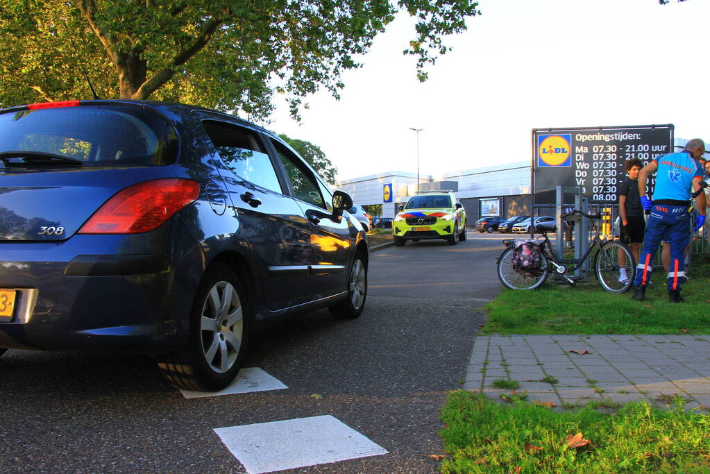 Fietser aangereden bij inrit supermarkt