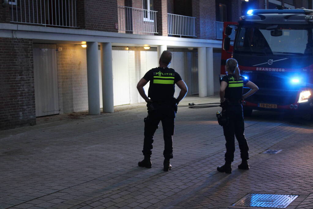 Brand in flatwoning snel onder controle