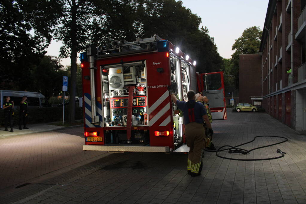 Brand in flatwoning snel onder controle