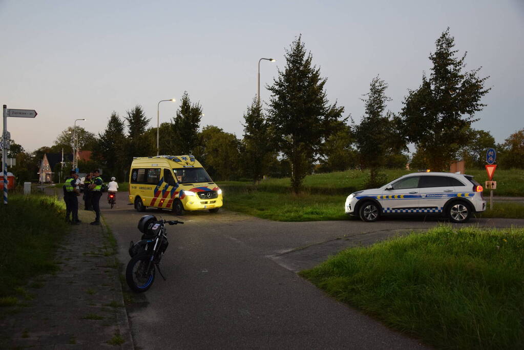 Gewonde na ongeval tussen brommer en wielrenner