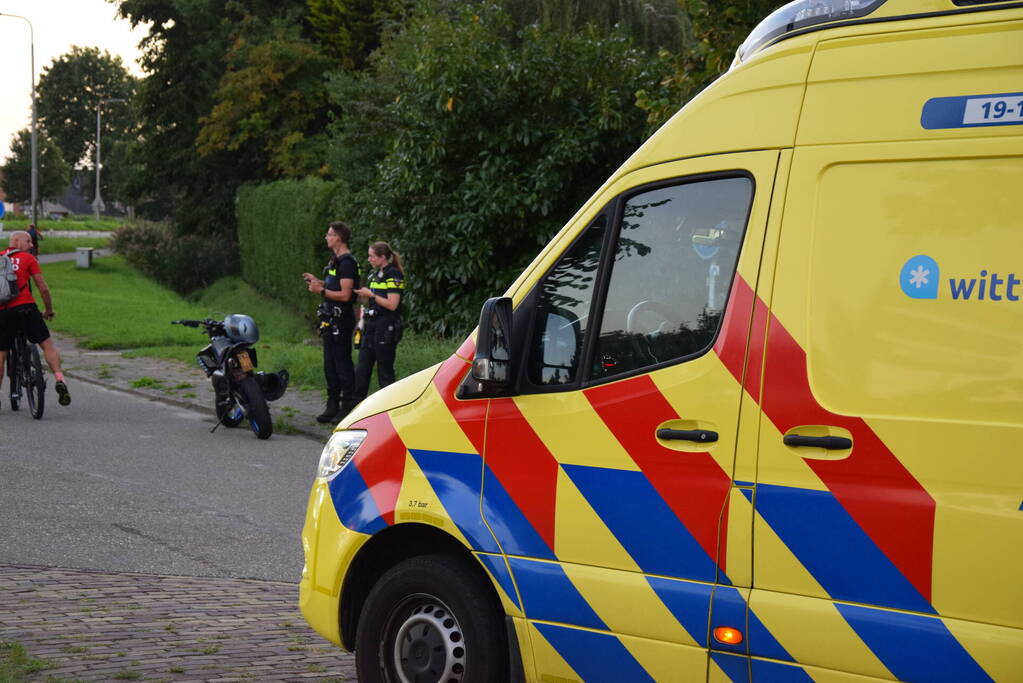 Gewonde na ongeval tussen brommer en wielrenner