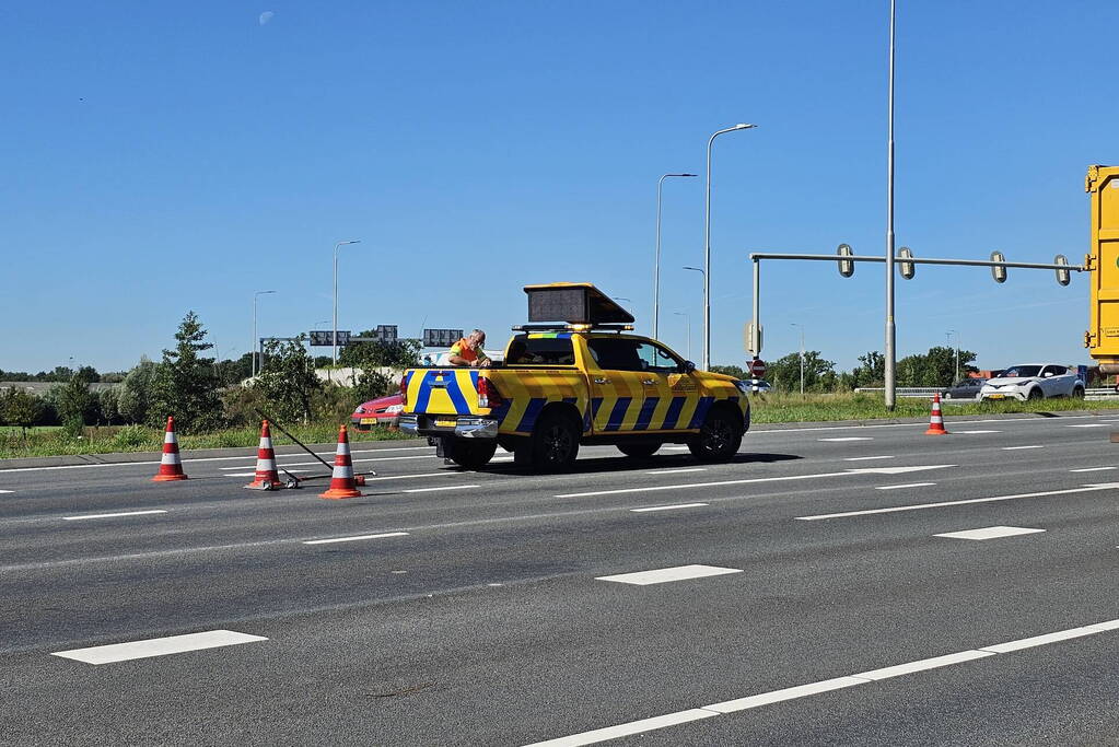 Opnieuw verliest vrachtwagen lading