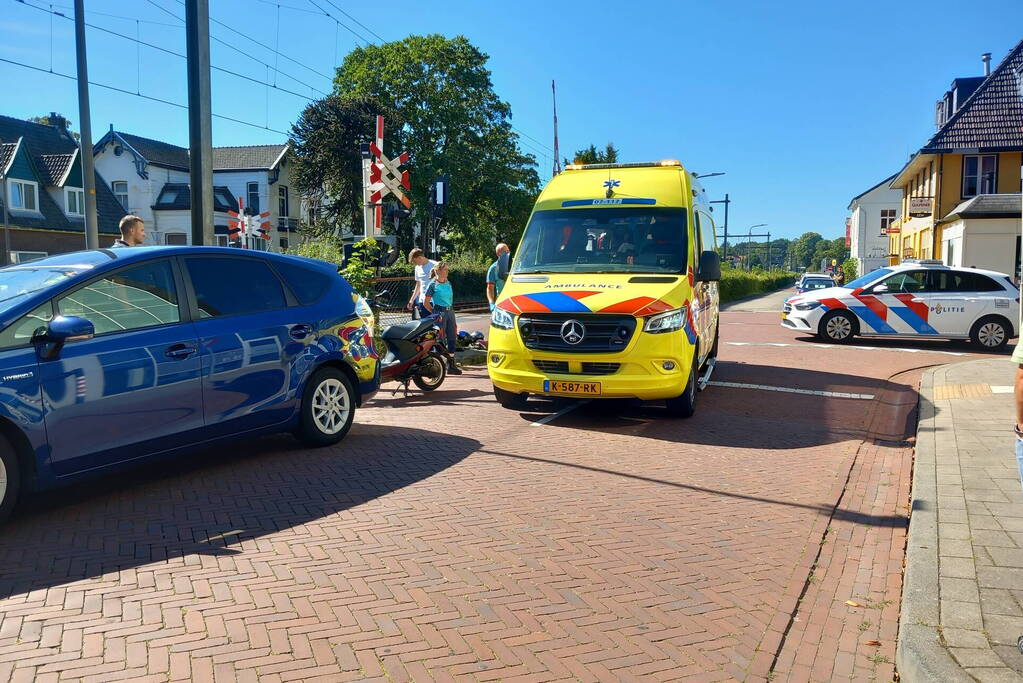 Automobilist ziet scooterrijder over het hoofd