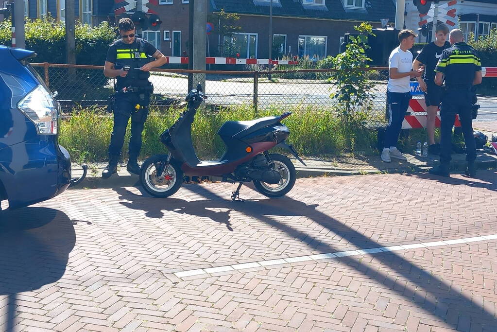 Automobilist ziet scooterrijder over het hoofd