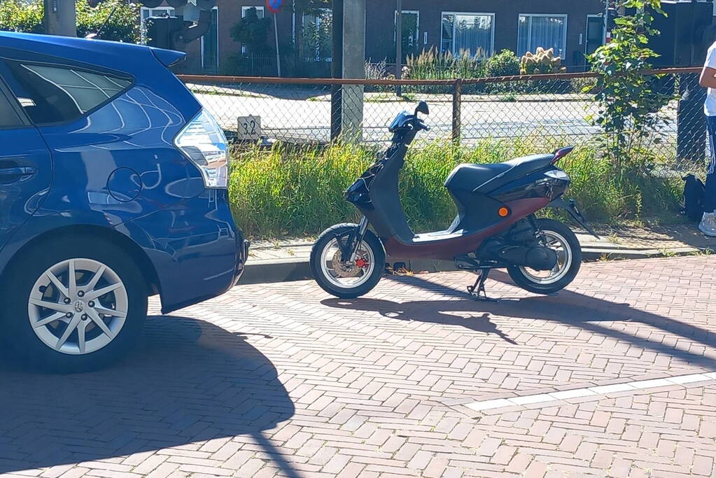 Automobilist ziet scooterrijder over het hoofd