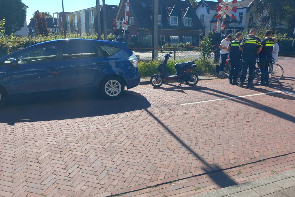 Automobilist ziet scooterrijder over het hoofd