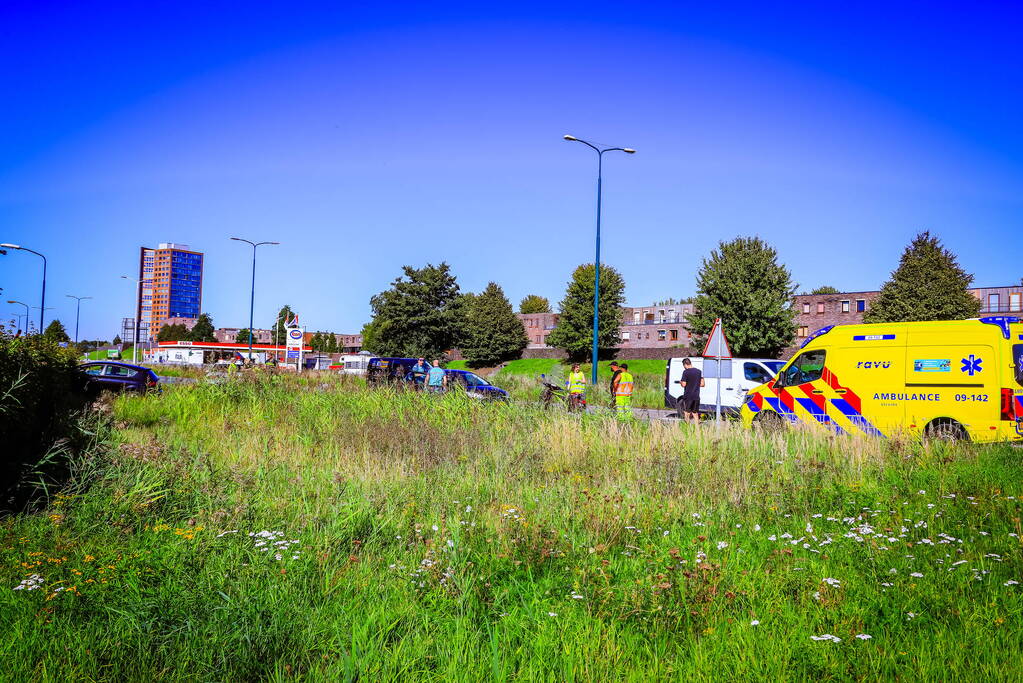 Auto belandt in bosschage bij botsing