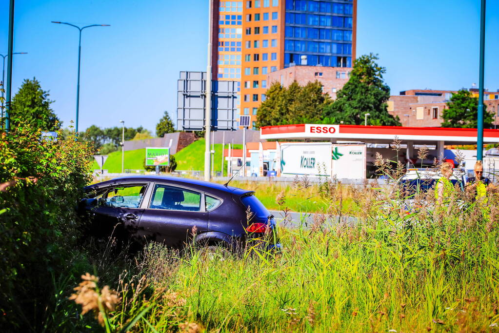 Auto belandt in bosschage bij botsing