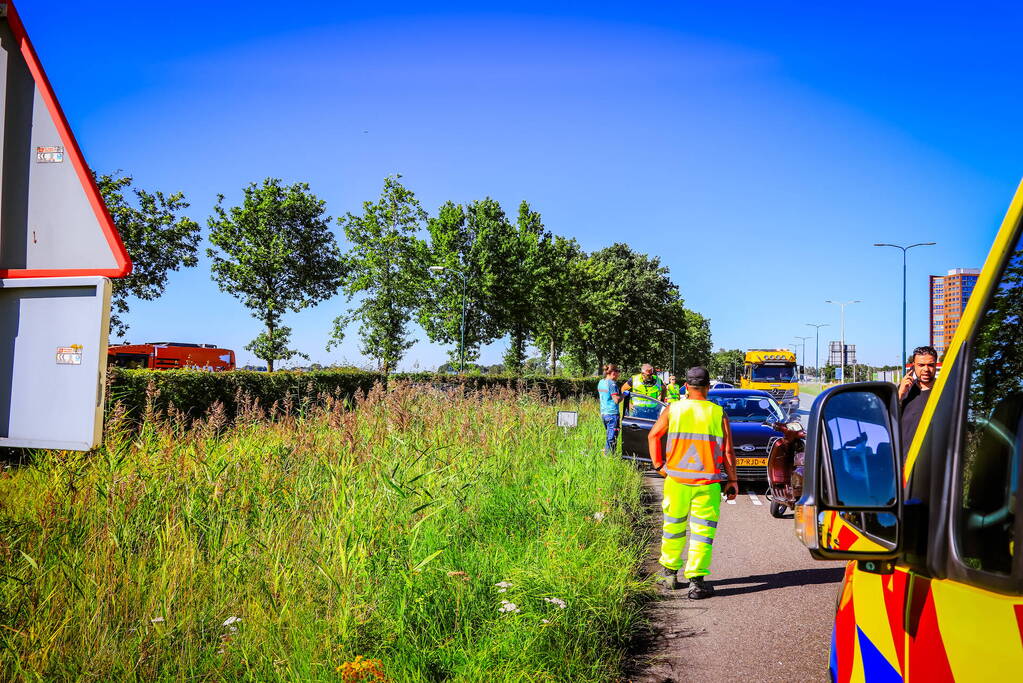 Auto belandt in bosschage bij botsing