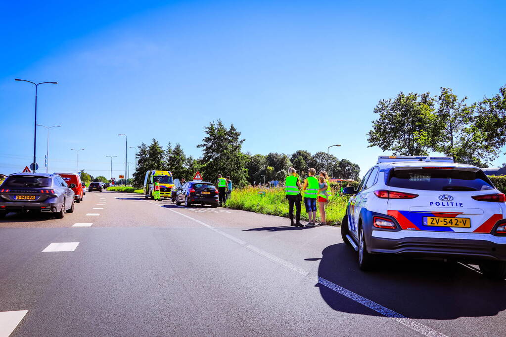 Auto belandt in bosschage bij botsing