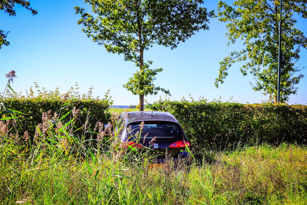 Auto belandt in bosschage bij botsing