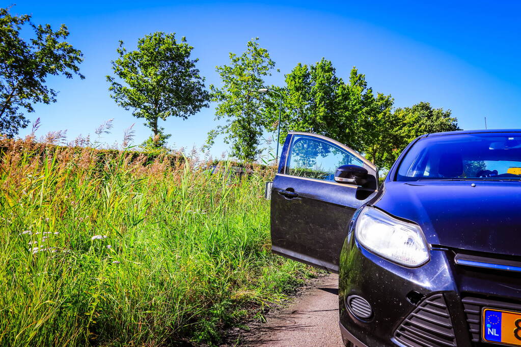 Auto belandt in bosschage bij botsing