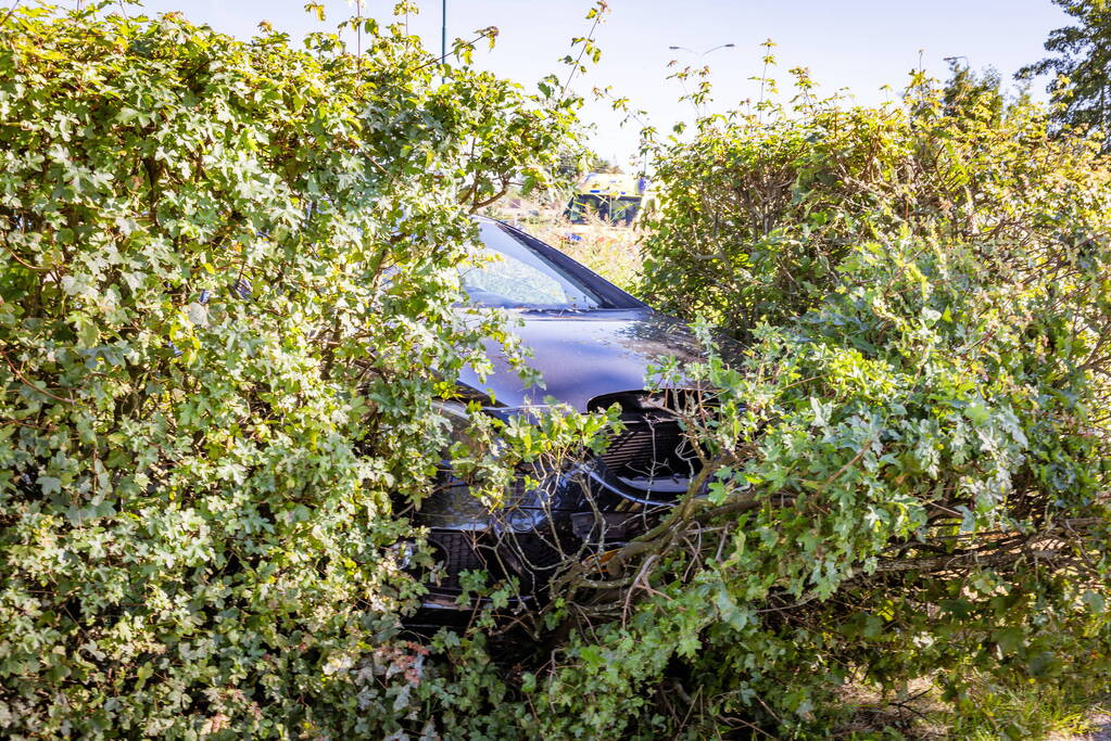 Auto belandt in bosschage bij botsing