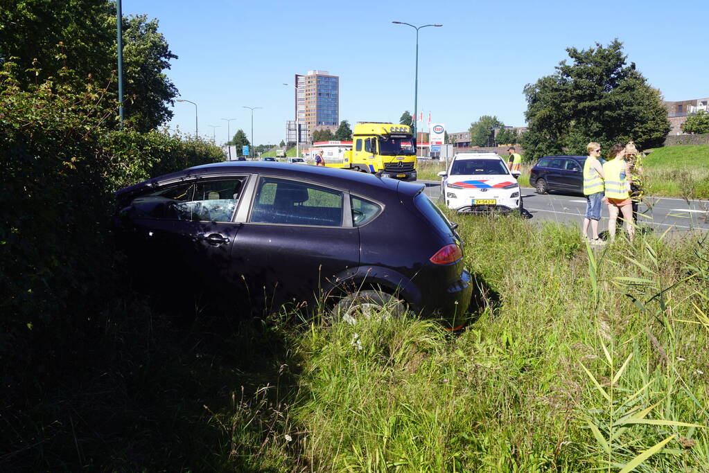 Auto belandt in bosschage bij botsing