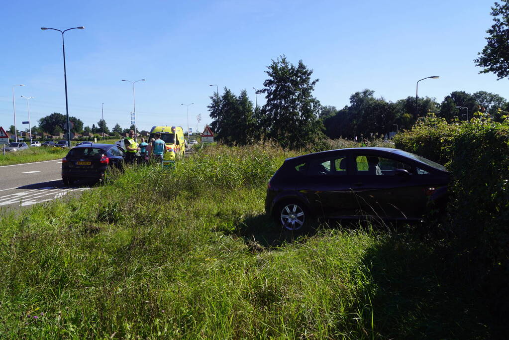 Auto belandt in bosschage bij botsing