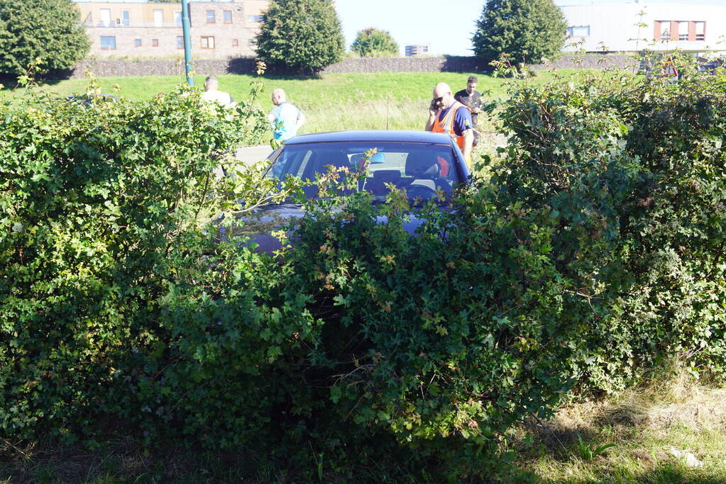 Auto belandt in bosschage bij botsing